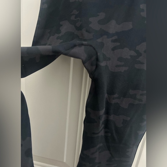 Spanx • Seamless Cropped 3/4 Black Gray Camo Sporty Casual Legging Size Medium - Picture 10 of 10